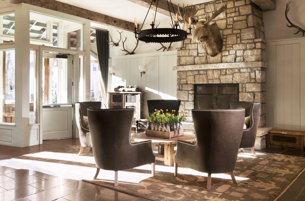 sitting area with fireplace and decorations
