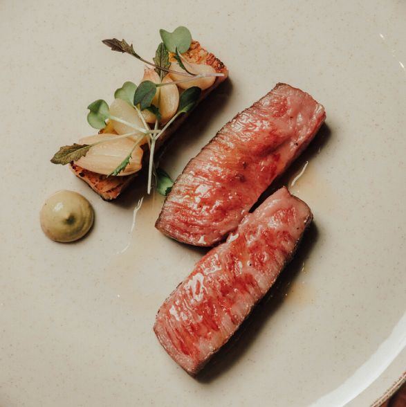 台北君悅「寶艾西餐廳」推出全新菜單！主廚精選「炙燒北海道生食干貝、28天乾式熟成美國牛」