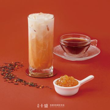 奶茶控手刀衝！見習網美小吳x紀卜心打造全新北海道熟成奶茶專賣店「十盛」，這天正式開幕