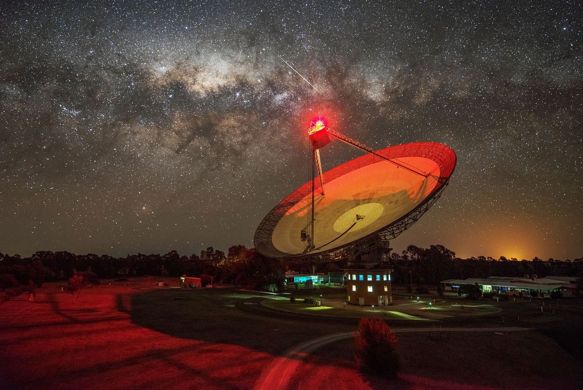 De Parkesradiotelescoop in de Australische deelstaat NieuwZuidWales wordt beheerd door de Commonwealth Scientific and Industrial Research Organisation CSIRO Onlangs nam de telescoop een vreemd radiosignaal waar dat uit de richting van Proxima Centauri kwam de ster die het dichtst bij onze zon staat