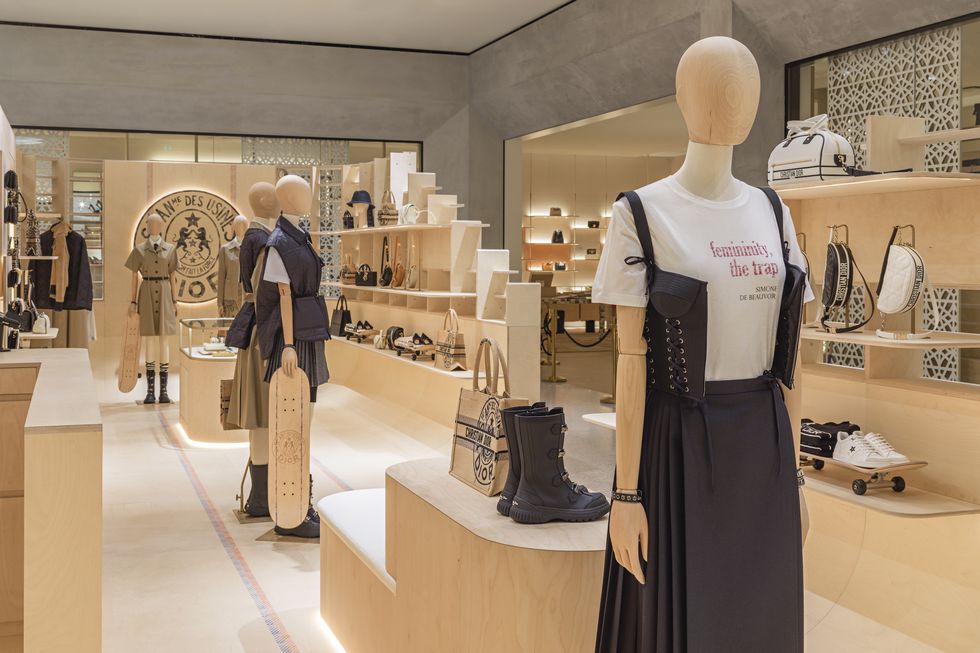 Dior strijkt neer in de Bijenkorf in Rotterdam met houten pop-up
