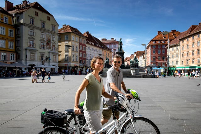 een stel met een fiets in graz