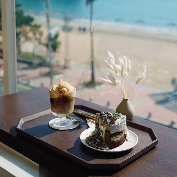 2023釜山熱門咖啡廳推薦！絕美夕陽海景配高顏值甜品，宛如私人別墅般的愜意空間不藏私公開