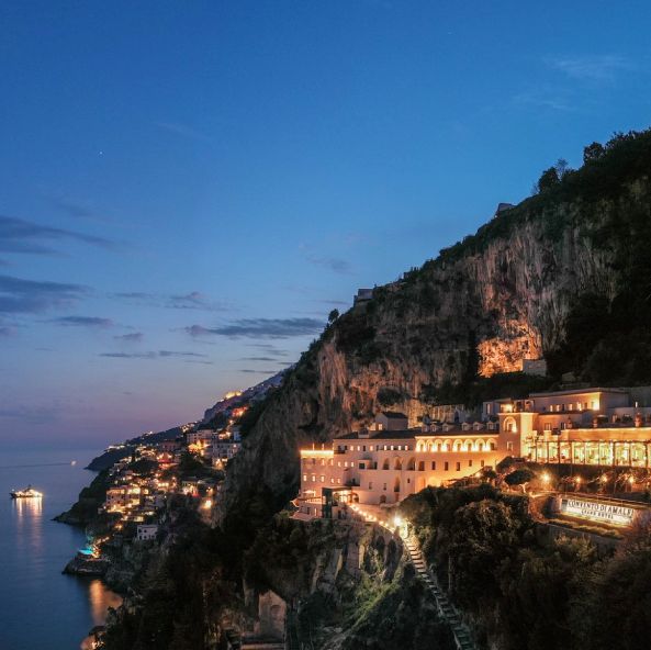 義大利海岸懸崖上的古蹟飯店！十三世紀修道院化身安納塔拉阿瑪菲大酒店，絕美歷史建築、地中海全景盡收眼底