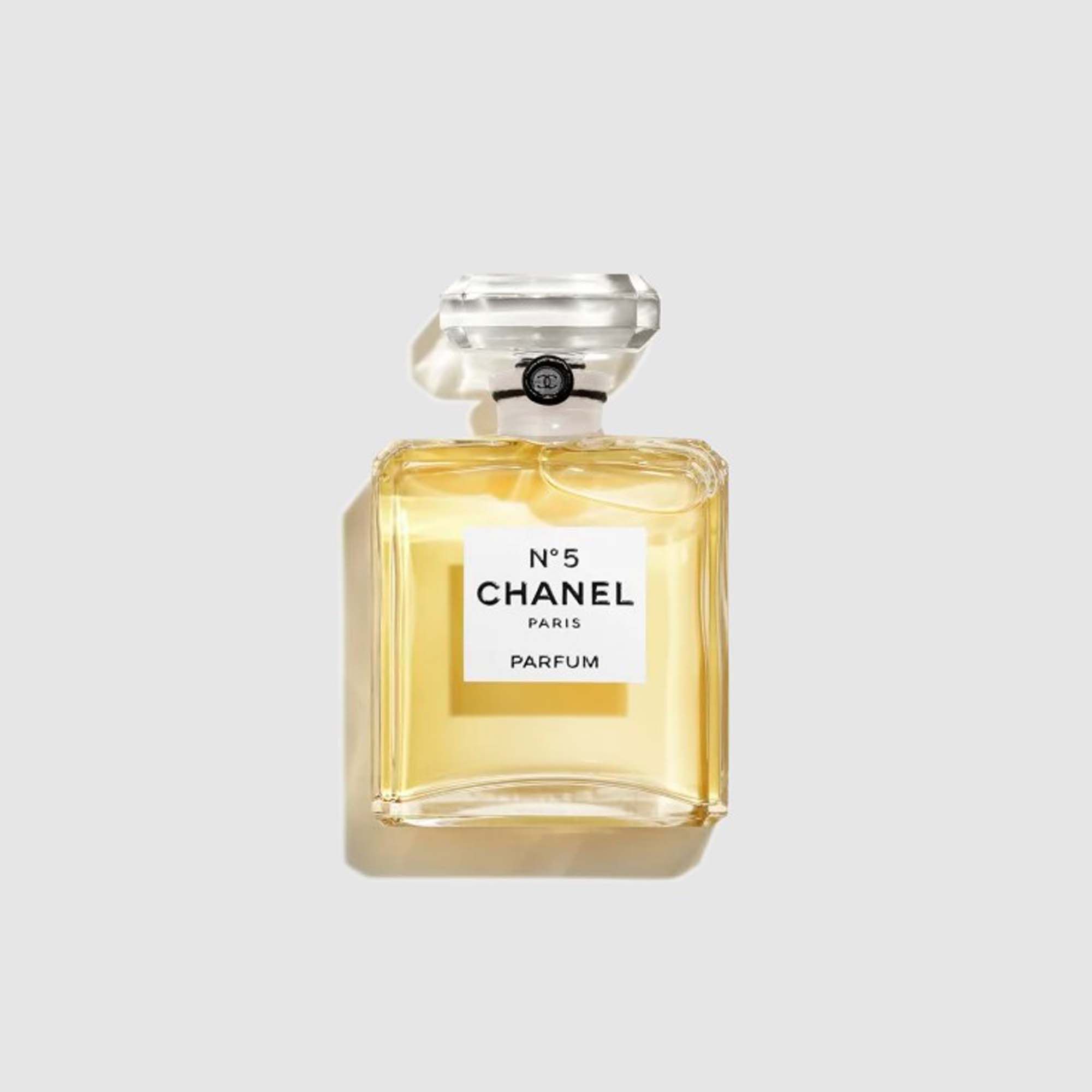 橋本 愛が訪れた、“唯一無二の香り”の原点 with CHANEL N゜5 PARFUM