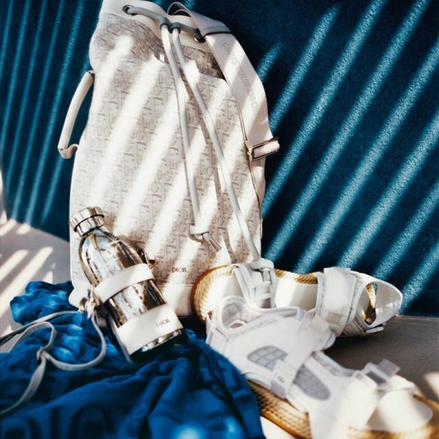 dior 2021秋季男裝海灘膠囊系列單品推薦！dior不鏽鋼水壺、馬鞍腰包、繫帶涼鞋今夏必收