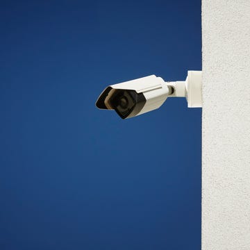 cámara de seguridad una cámara de seguridad wifi en la pared exterior de una vivienda