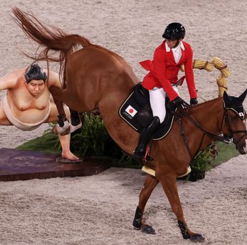una amazona del concurso de hípica salta con su caballo cerca de la escultura de sumo que ha asustado a algunos animales