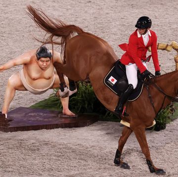 una amazona del concurso de hípica salta con su caballo cerca de la escultura de sumo que ha asustado a algunos animales