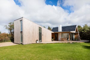 cabaña moderna de madera con terraza