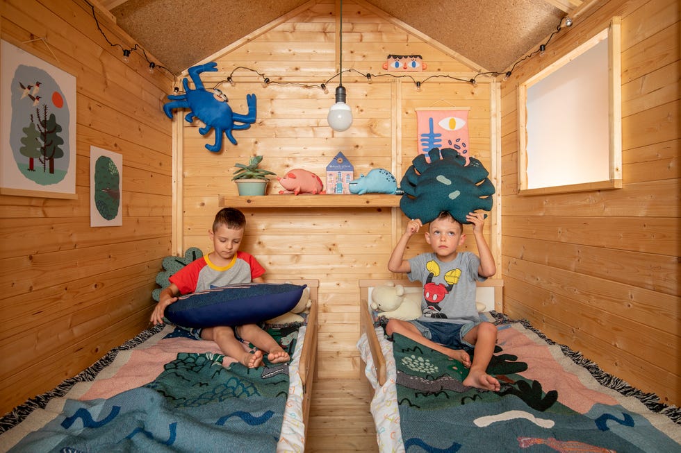cabaña de madera infantil con dos camas