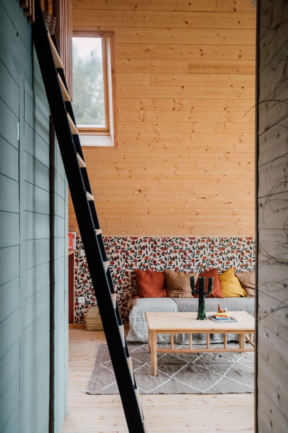 salón rústico con muebles de madera y pared con papel pintado frutal