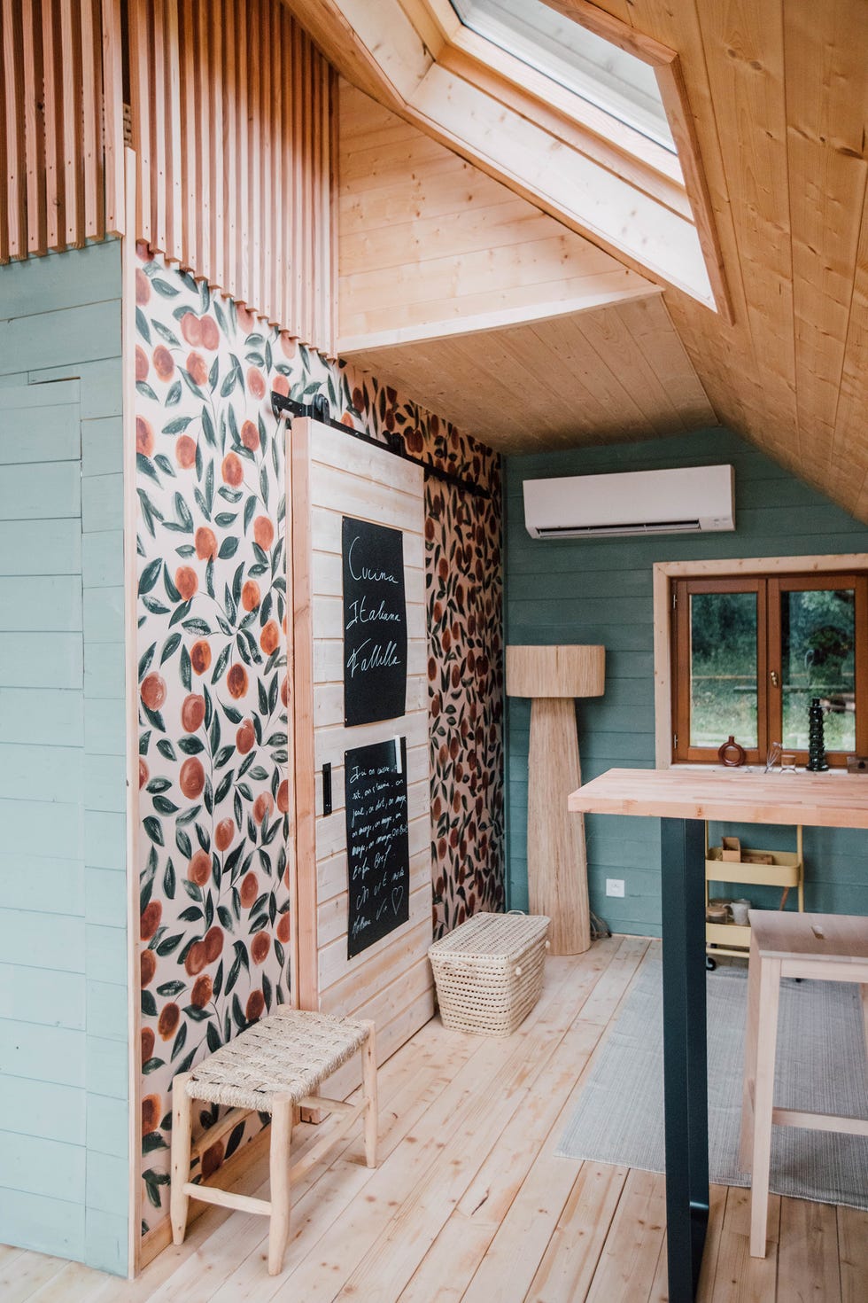 cocina rústica con barra de madera y pared con papel pintado frutal