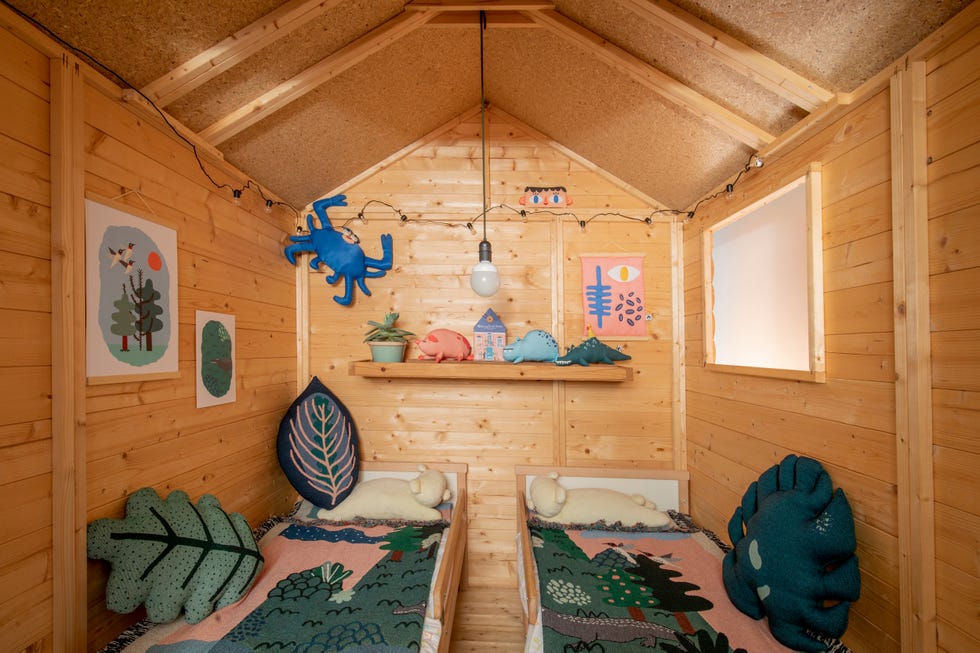 cabaña de madera infantil con dos camas