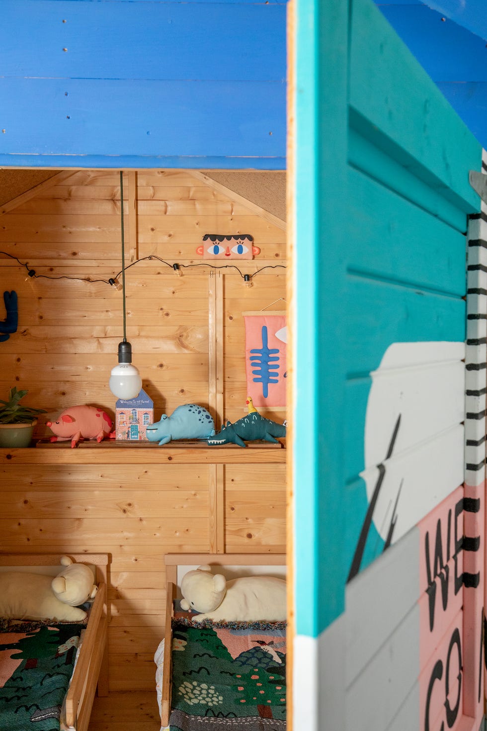 cabaña de madera infantil con dos camas