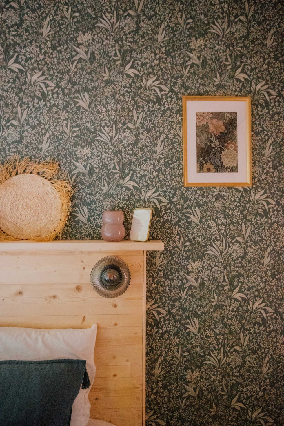 cabecero de madera y papel pintado botánico