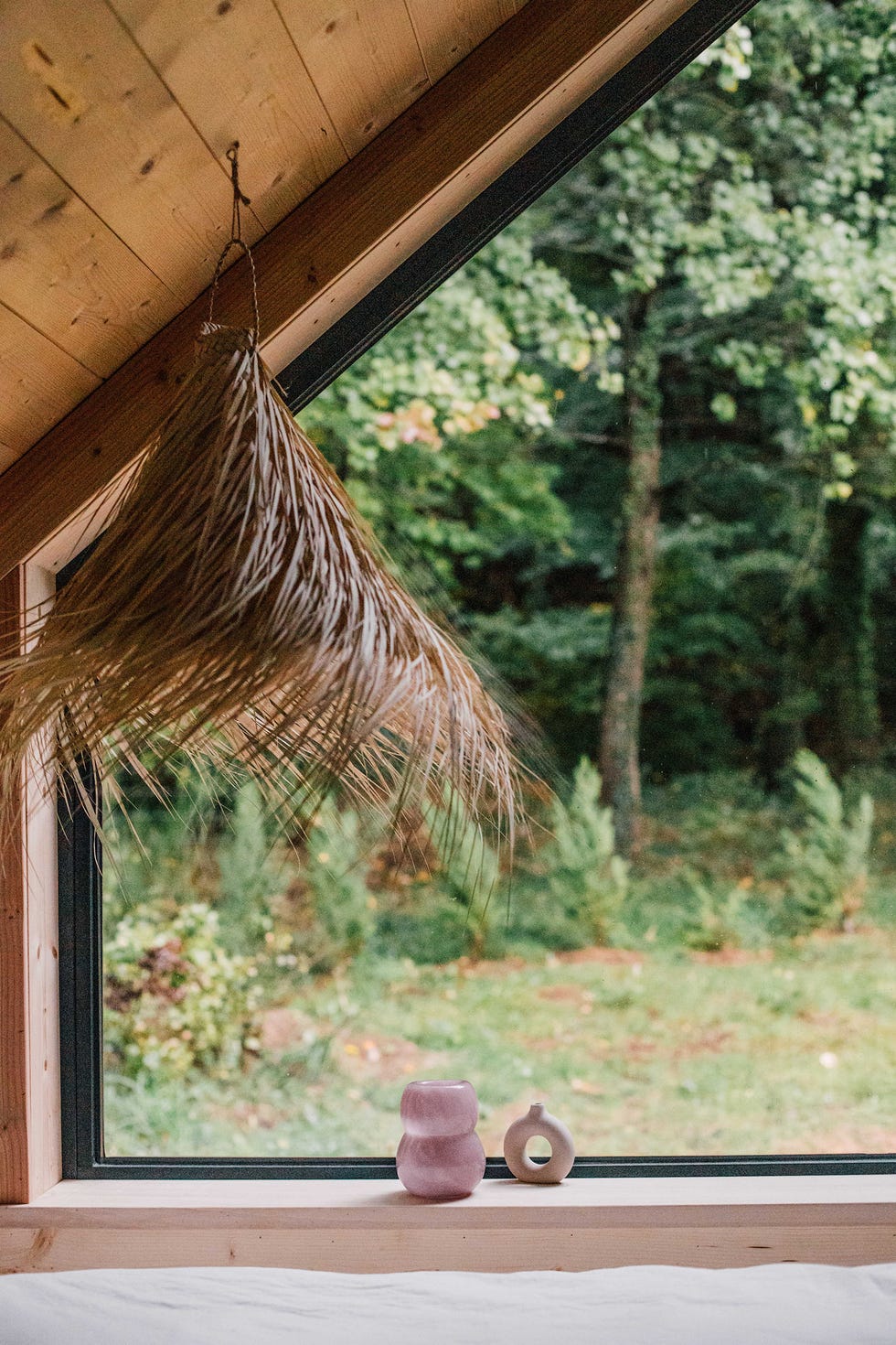 ventana con vistas al bosque