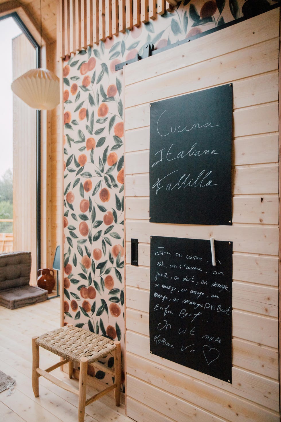 pared de lamas de madera con pizarras