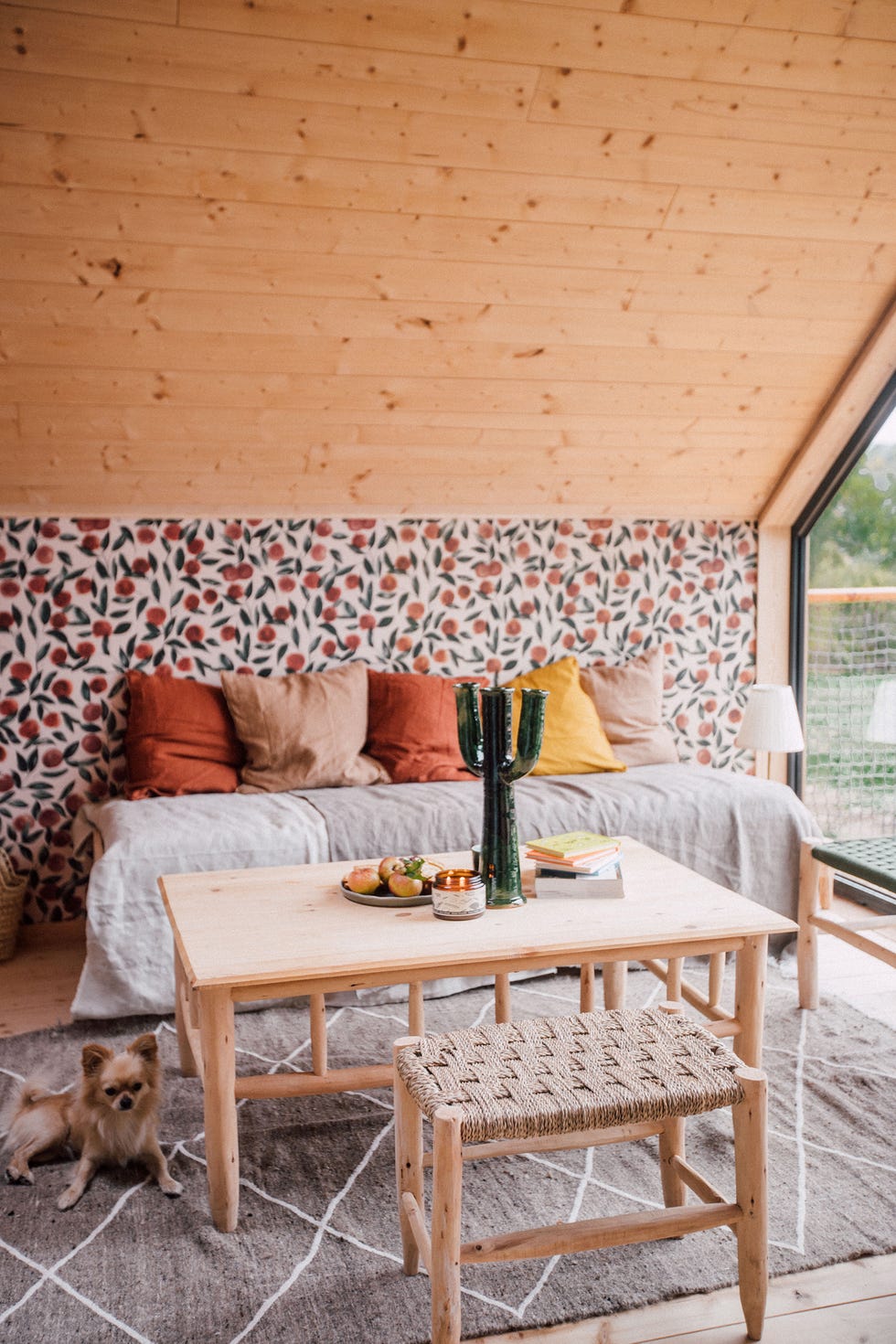 salón rústico con muebles de madera y pared con papel pintado frutal