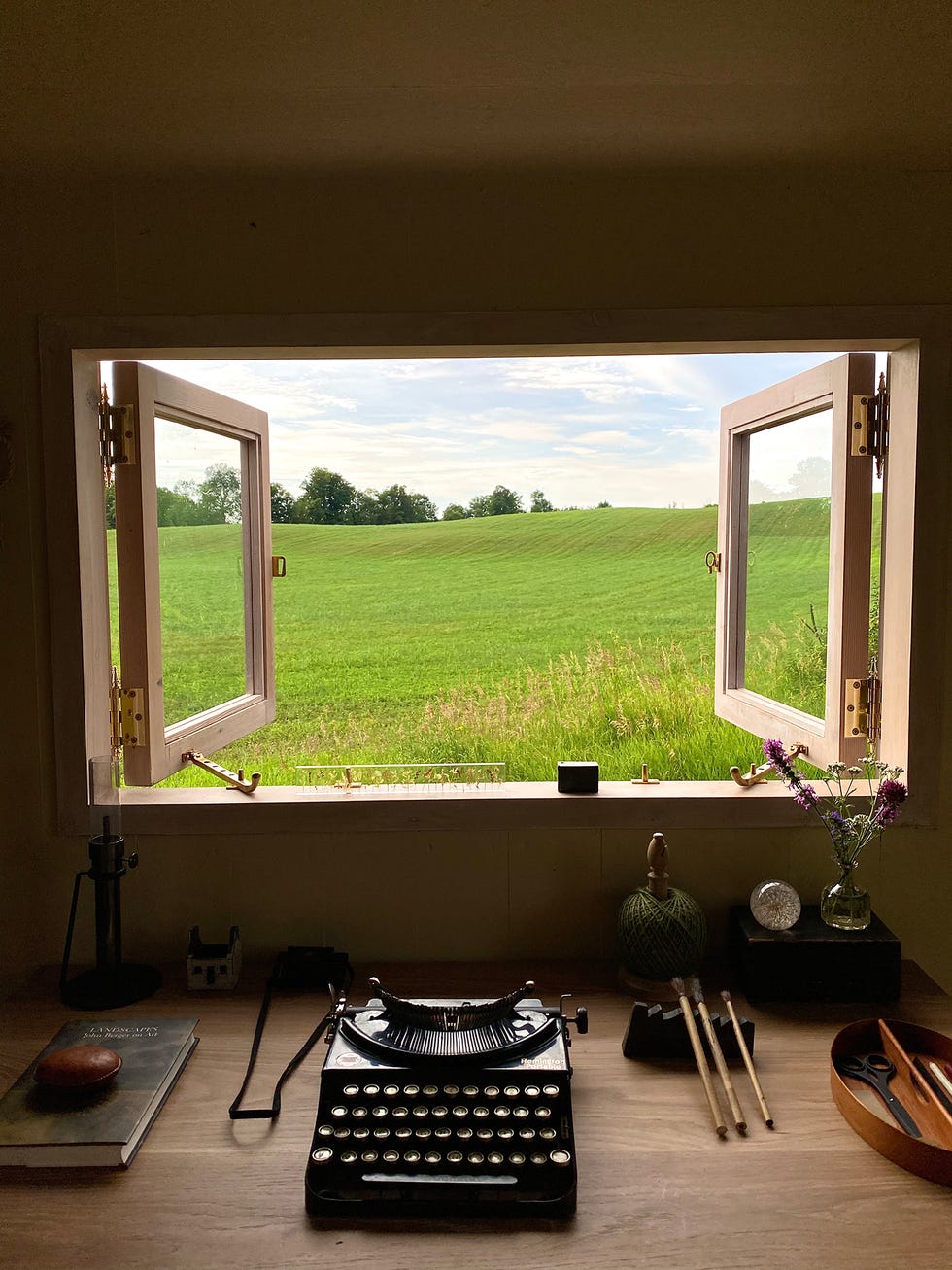 ventana con vistas al campo y escritorio