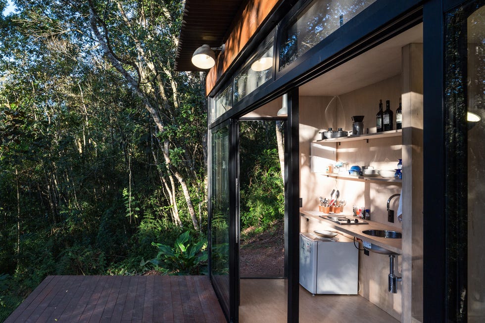 cabaña abierta con vistas al bosque
