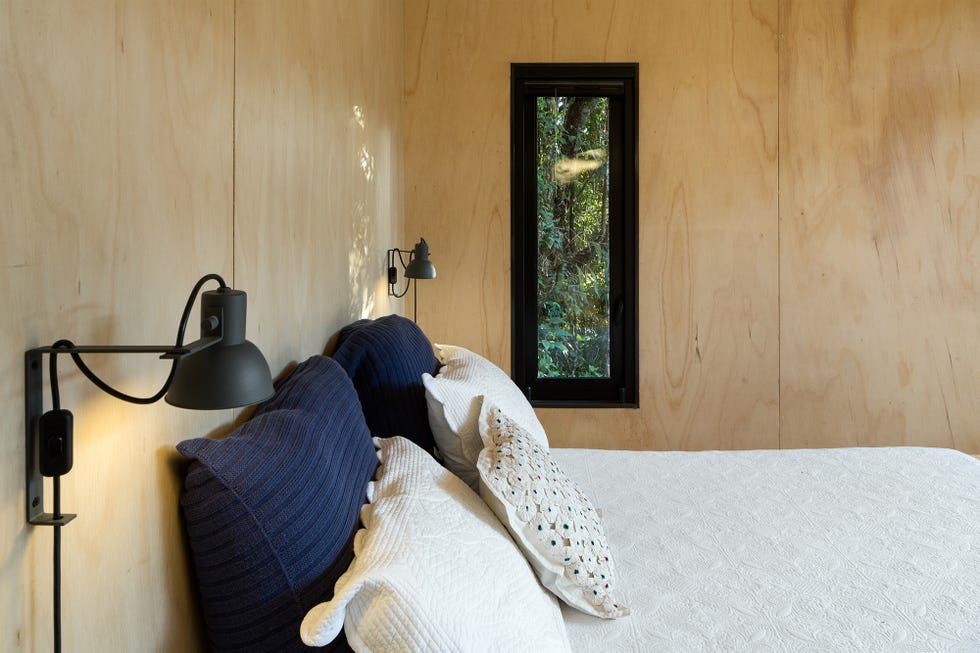 dormitorio hecho con madera contrachapada