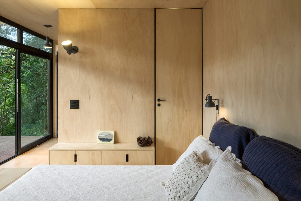 dormitorio hecho con madera contrachapada
