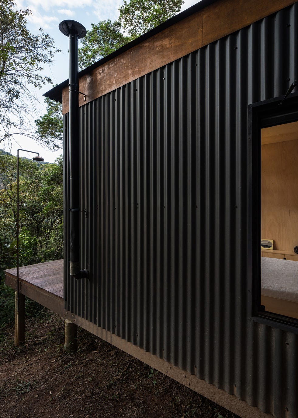 fachada de acero negro corrugado