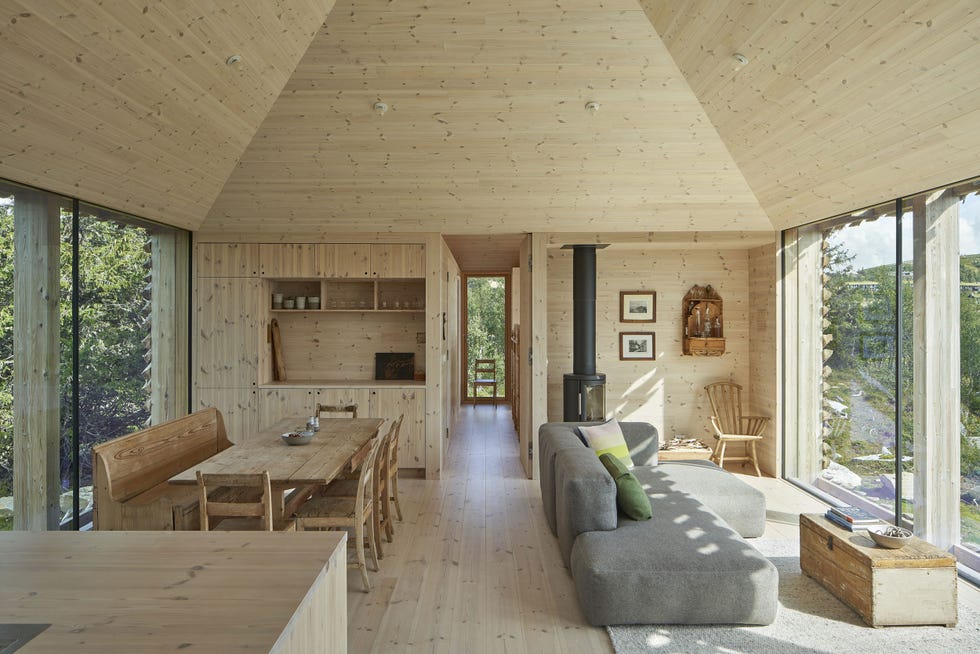 salón comedor de madera con ventanales
