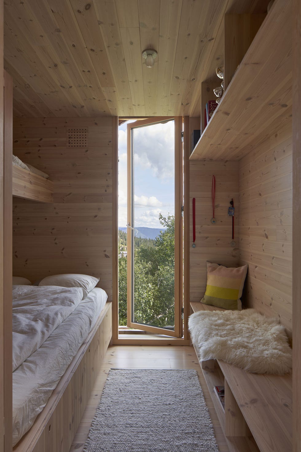 dormitorio de madera con literas