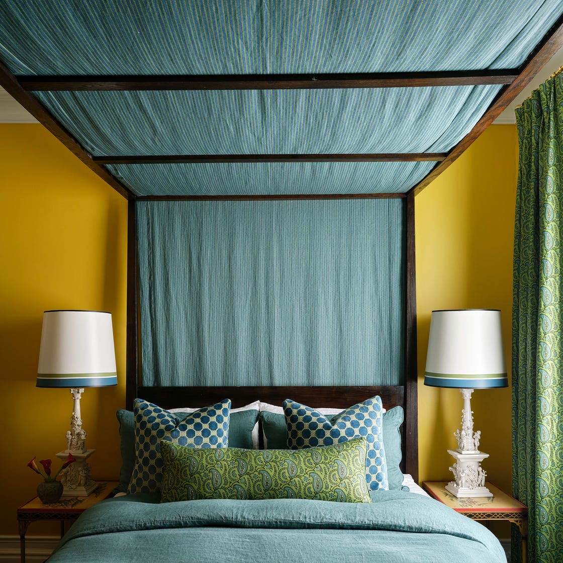 Tommy Smythe - ELLE DECOR tommy smythe designed guest room with canopied bed dressed in blue and green linens