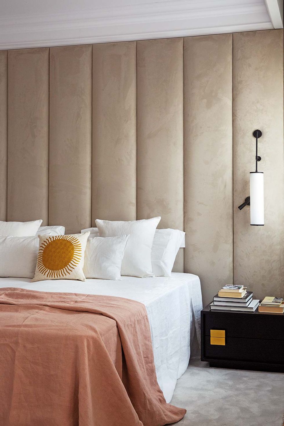 Sí, la pared del cabecero de tu cama también se puede decorar y