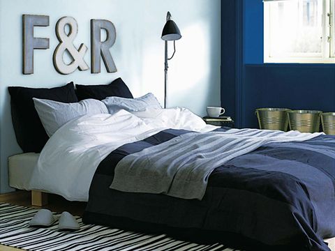 Bed sheet, Bedroom, Bed, Bedding, Furniture, Black, Bed frame, Room, Duvet cover, Duvet, 