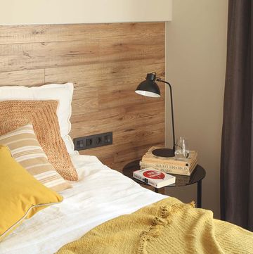 piso en barcelona dormitorio con cabecero de madera