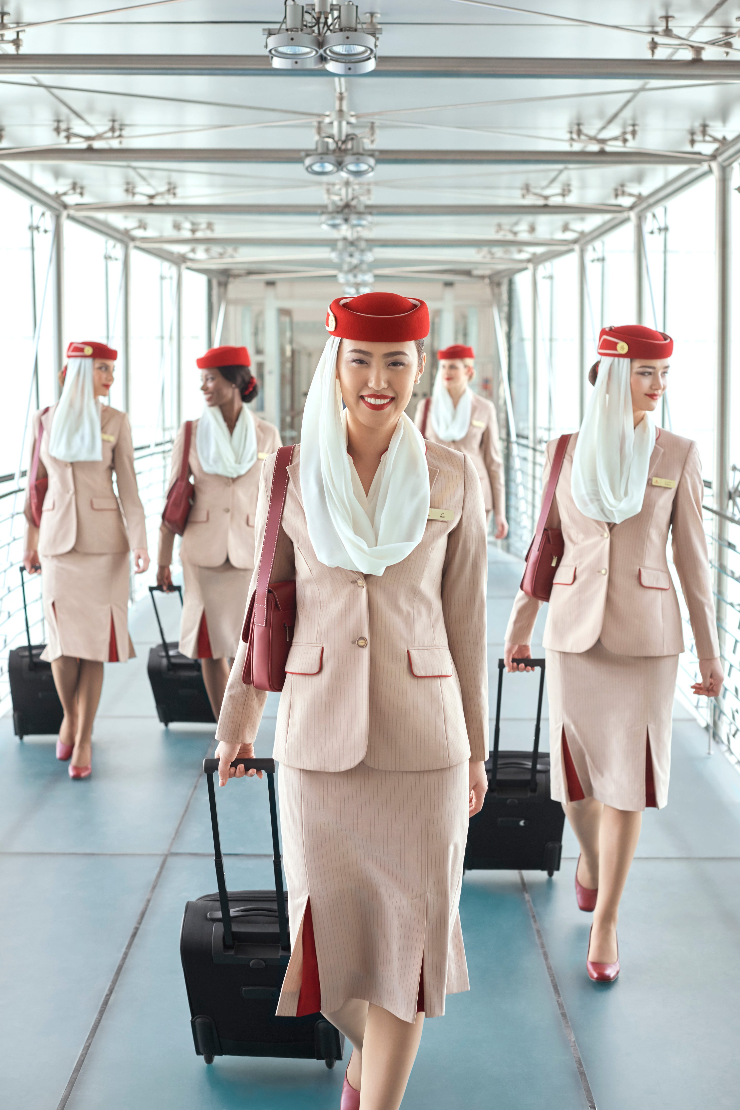 Pochi Tenuta Mattina Emirates Cabin Crew Photos Di Meno Limite Assalto