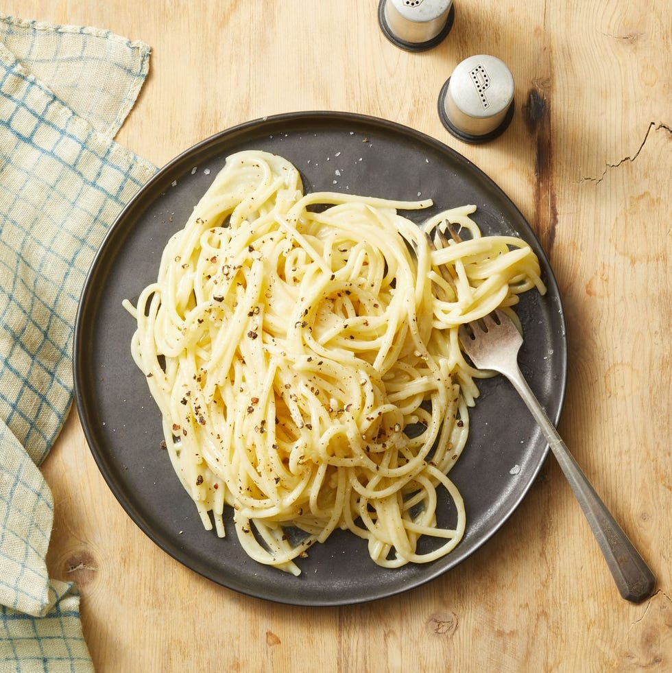 cacio e pepe pasta on a black plate