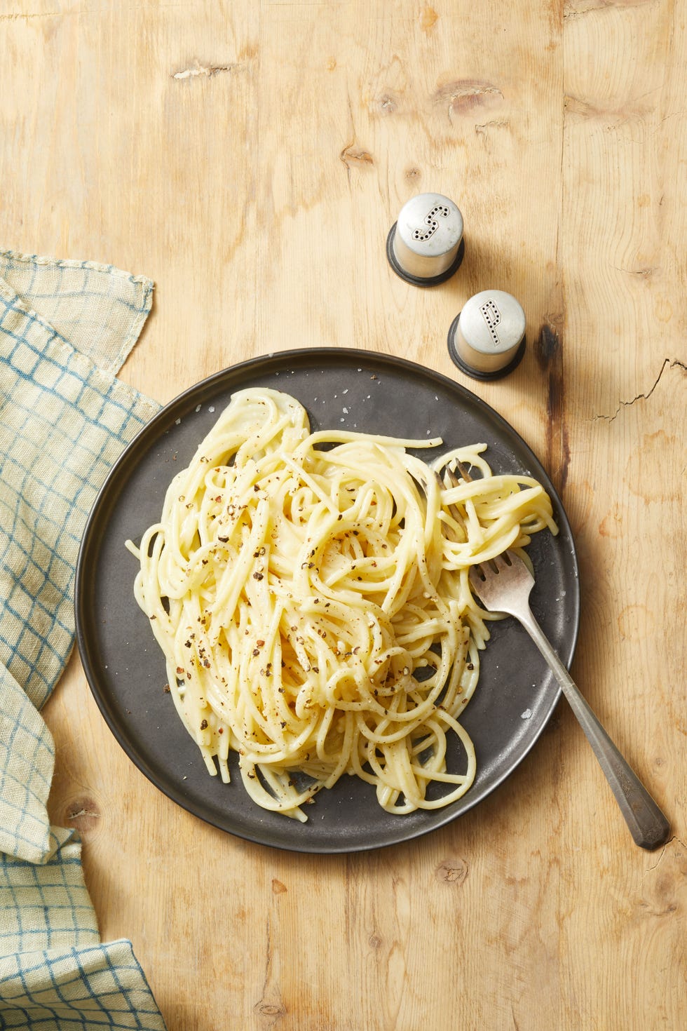 cacio e pepe on a wooden table