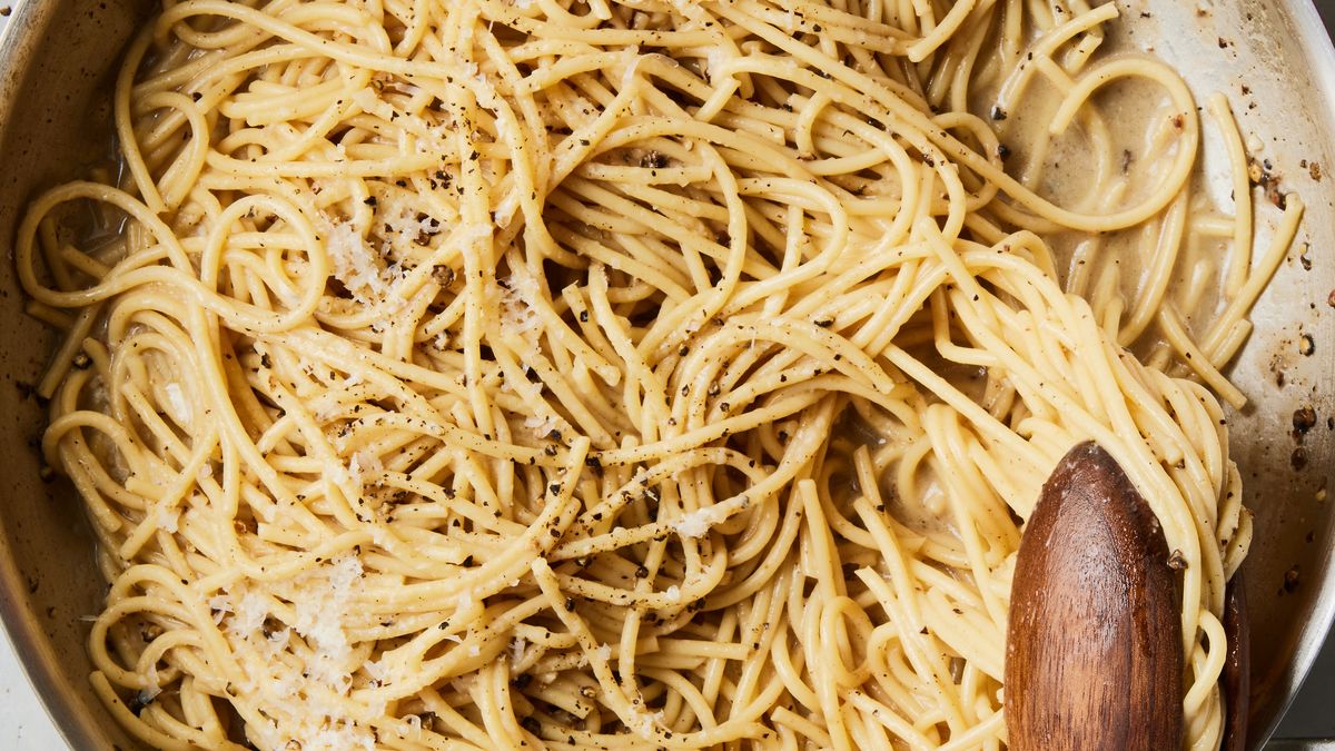 preview for Cacio e Pepe Is The Easiest (& Cheesiest!) Dinner Imaginable