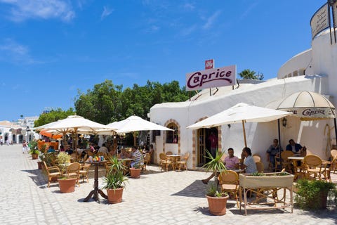 De badplaatsen cafs en terrassen in de buurt zorgen dat het eiland een ideale vakantiebestemming is