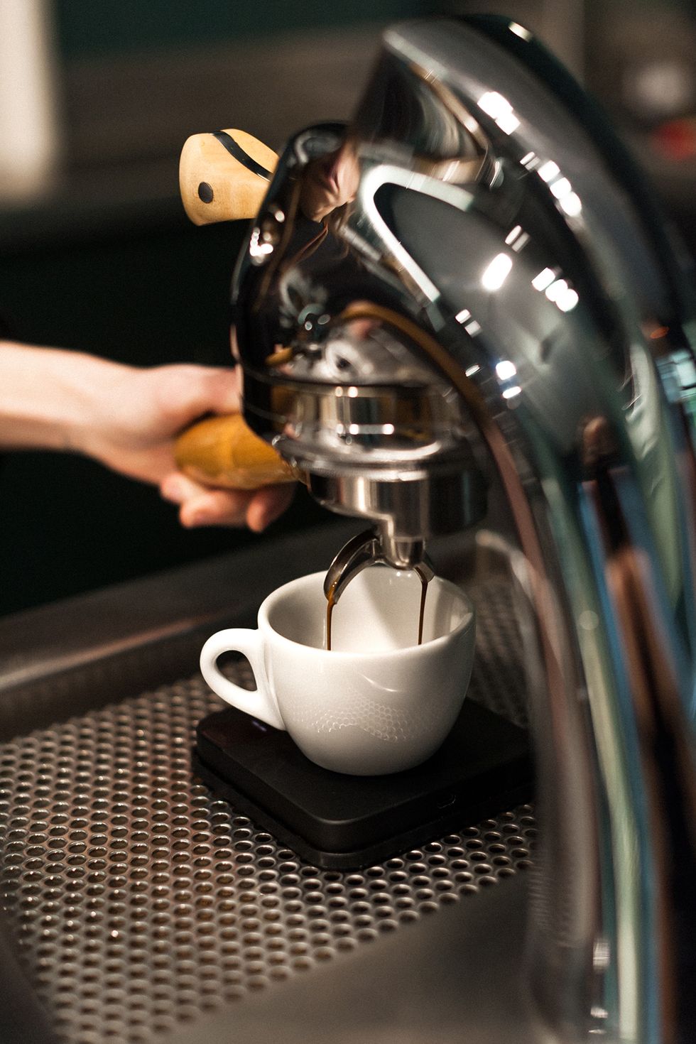 máquina de café haciendo un espresso de nomad, madrid