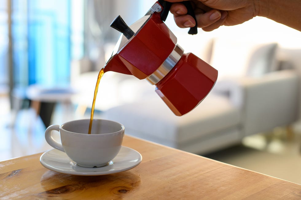 cómo reciclar la cafetera italiana de toda la vida y convertirlo en un objeto decorativo que parece de zara home