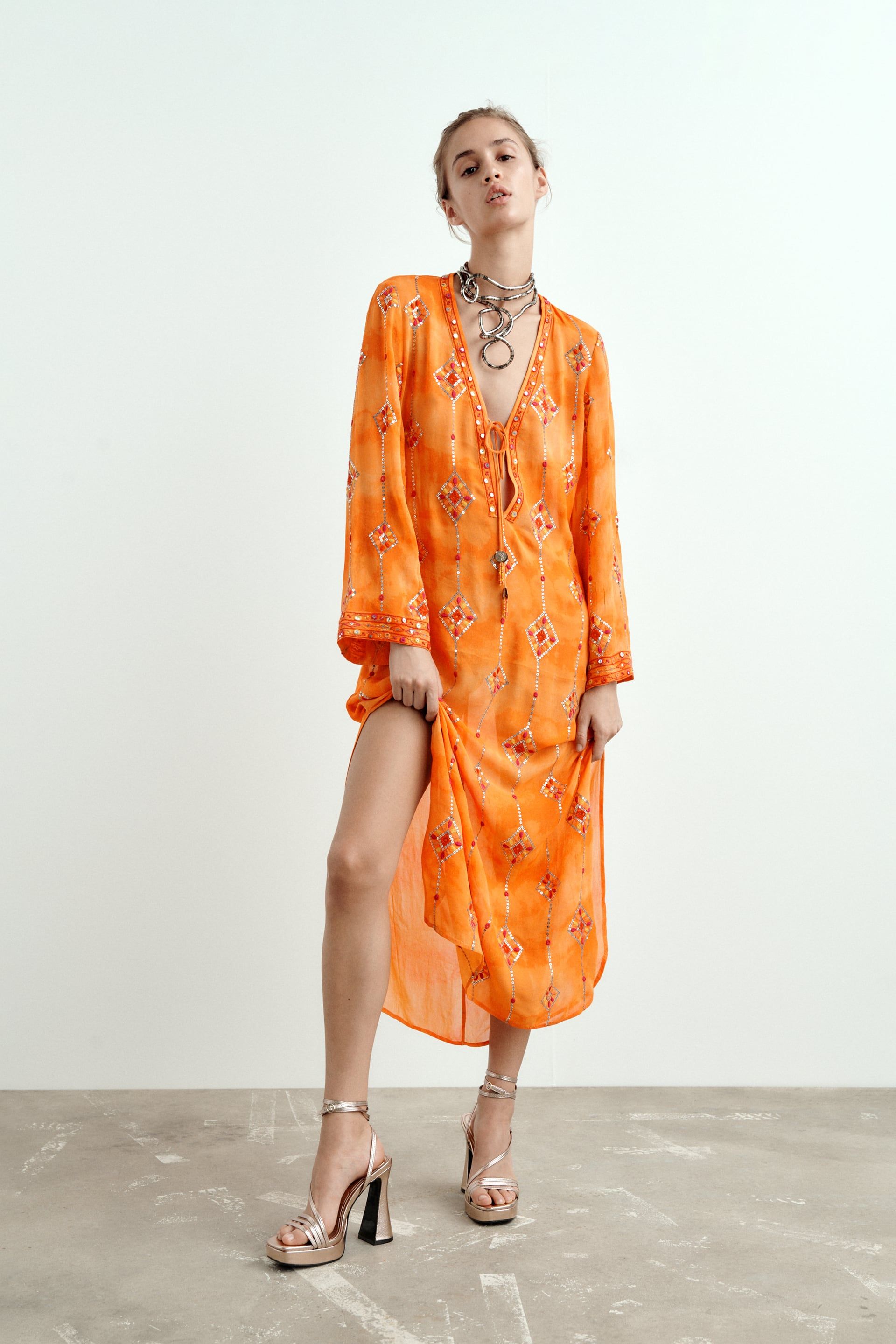 Vestido caftán étnico naranja edición limitada asequible de Zara