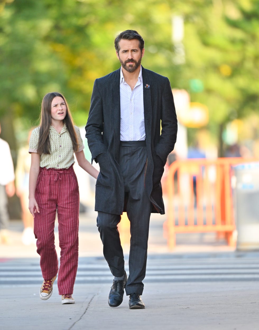 https://hips.hearstapps.com/hmg-prod/images/cailey-fleming-and-ryan-reynolds-filming-imaginary-friend-1664177822.jpg?resize=980:*