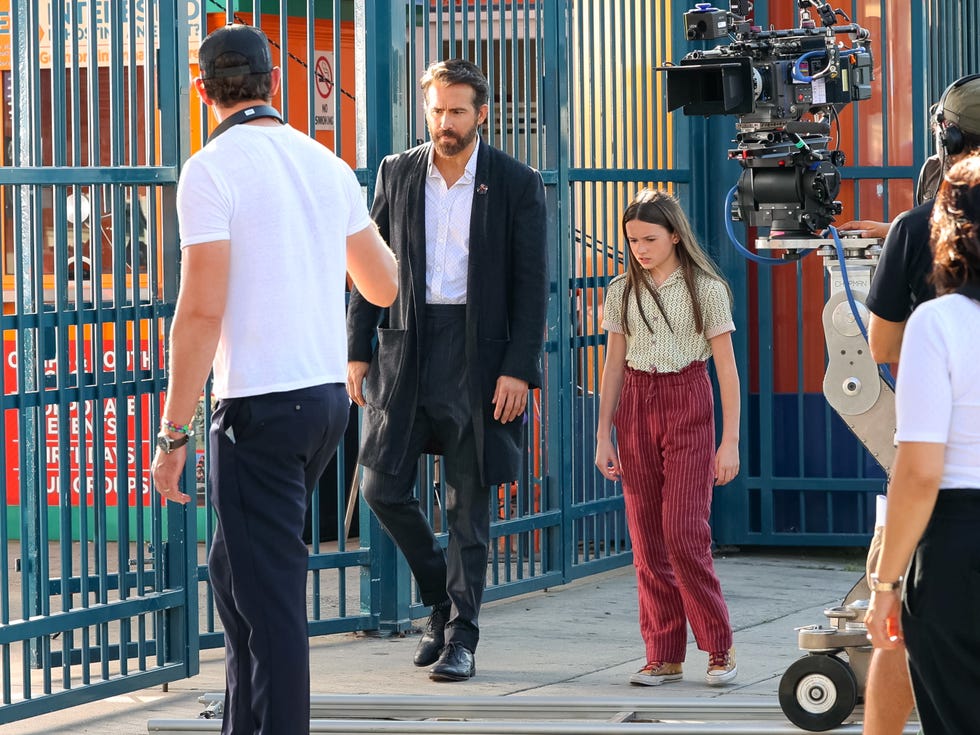 https://hips.hearstapps.com/hmg-prod/images/cailey-fleming-ryan-reynolds-filming-imaginary-friend-1664177820.jpg?resize=980:*