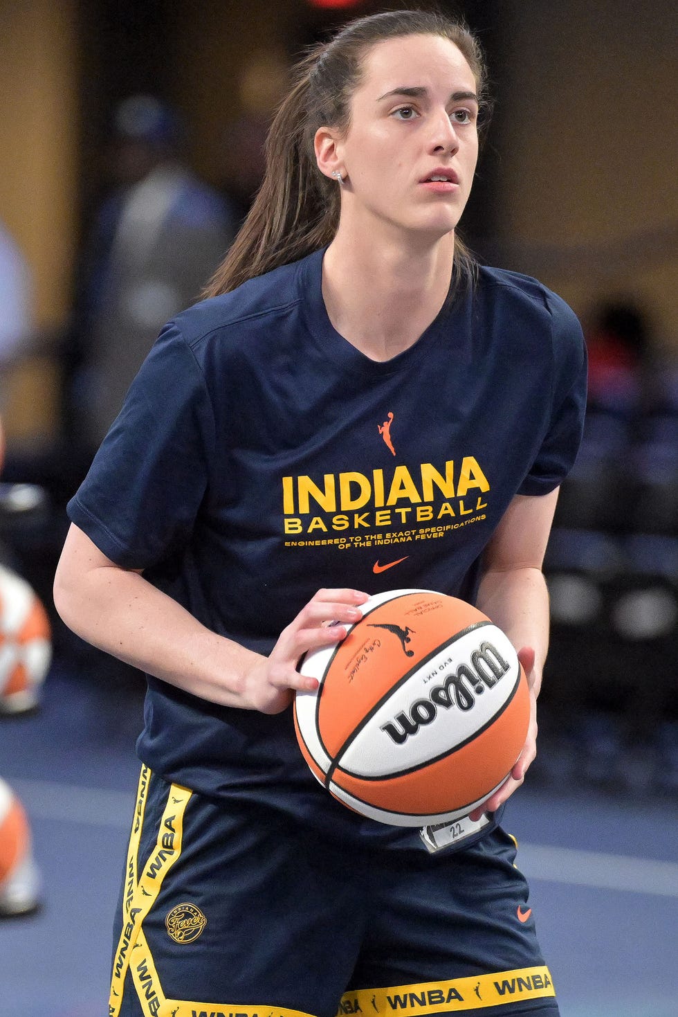 college park, georgia 10 mayıs: indiana fever'in 22 numaralı oyuncusu caitlin clark, 10 mayıs 2025'te college park, georgia'daki gateway center arena'da atlanta dream'e karşı oynanacak wnba sezon öncesi maçından önce ısınma hareketleri yapıyor. kullanıcıya not: kullanıcı, bu fotoğrafı indirerek ve/veya kullanarak getty images lisans sözleşmesinin hüküm ve koşullarını açıkça kabul ettiğini beyan ve taahhüt eder. (fotoğraf: paras griffin/getty images)