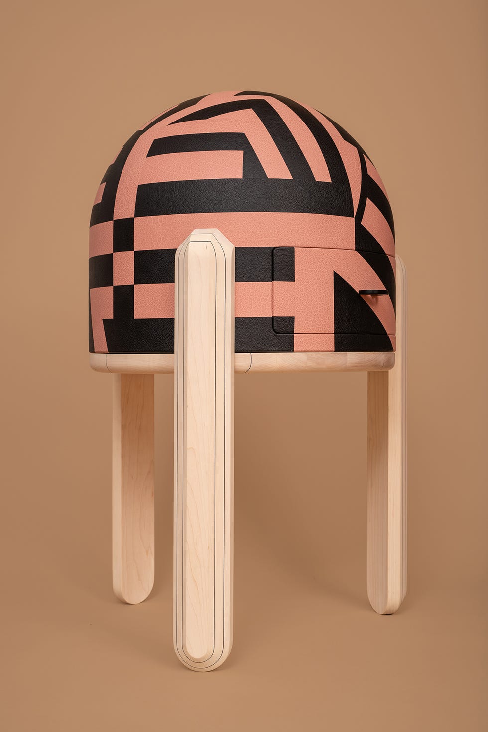 mesita caja en madera y cuero color teja y negro de sophie gailliot y richard pontais