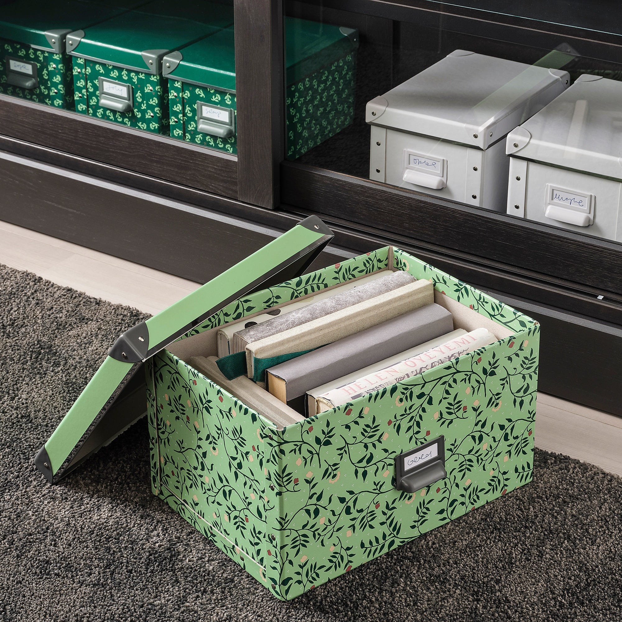 Caja con tapa y dibujos de flores verdes