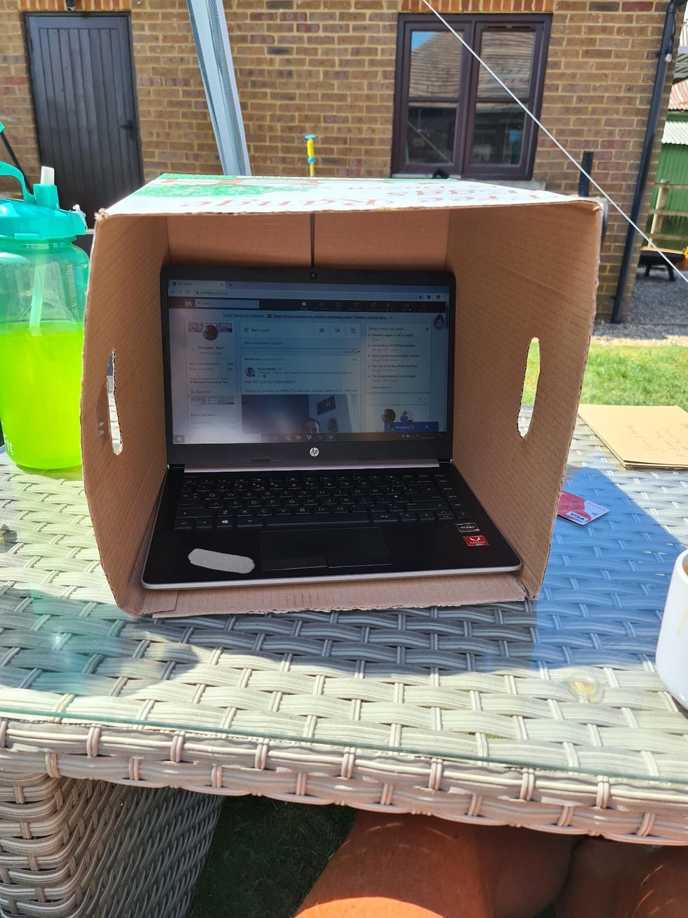 caja de cartón para proteger el portátil del sol