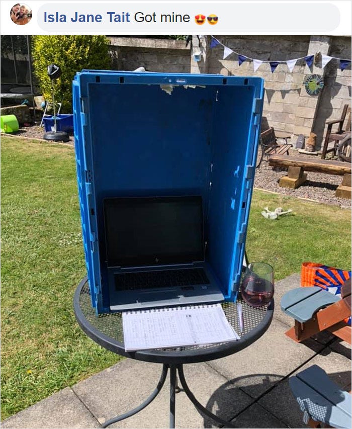 caja de plástico para proteger el portátil del sol