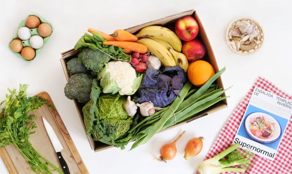 caja de verduras frescas, de supernormal